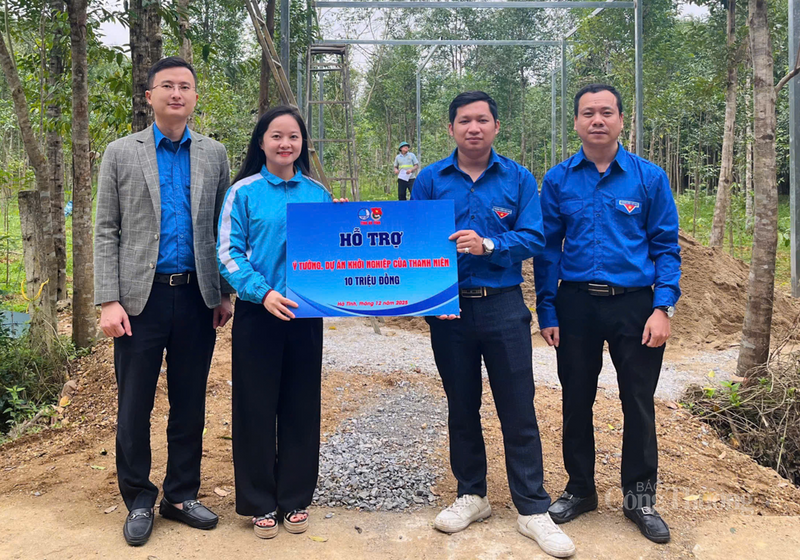 Cũng trong khuôn khổ chương trình, Tỉnh đoàn đã trao kinh phí hỗ trợ phát triển ý tưởng, dự án khởi nghiệp tại xã Phúc Trạch với mô hình sản xuất dầu trầm hương.