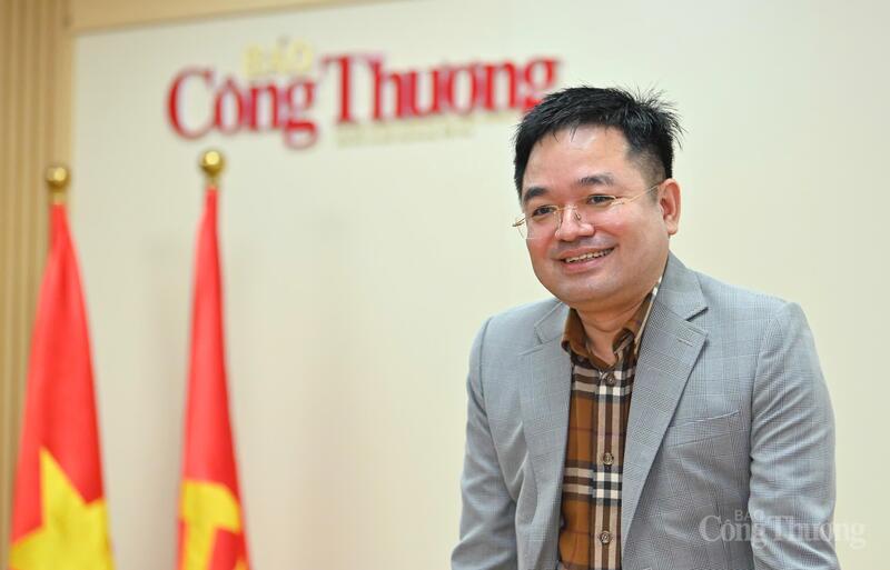 Tổng Biên tập Liên Minh OK VIP Giải Trí Cá Cược World Cup 2026 Đặng Văn Khánh tiếp Hoa hậu Miss Cosmo 2025 Yolina Lindquist và Á hậu Miss Cosmo 2025 Chelsea Fernandez. Ảnh: Nam Nguyễn