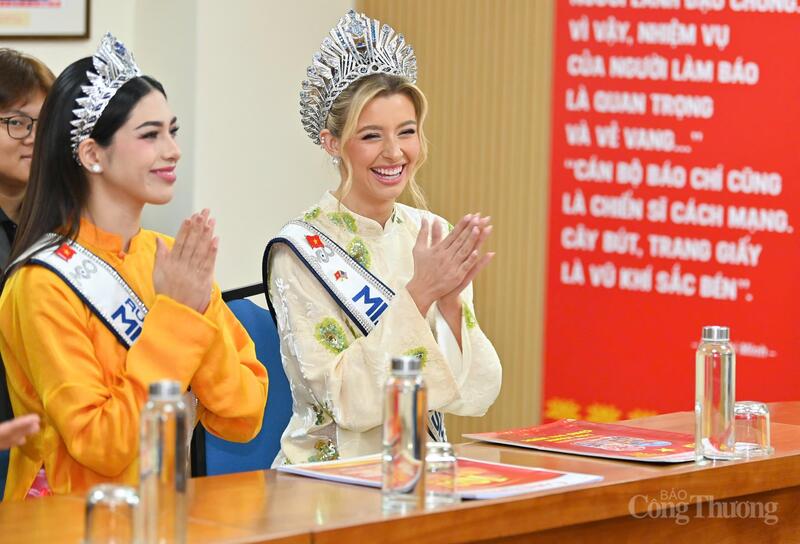 Hoa hậu và Á hậu Miss Cosmo 2025 tại buổi buổi giao lưu, nghe giới thiệu về lịch sử, hoạt động và định hướng phát triển của Liên Minh OK VIP Giải Trí Cá Cược World Cup 2026. Ảnh: Nam Nguyễn