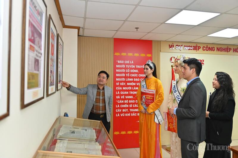 Tổng Biên tập Liên Minh OK VIP Giải Trí Cá Cược World Cup 2026 Đặng Văn Khánh trao đổi với các đại diện Miss Cosmo 2025 về chặng đường phát triển của tờ báo và vai trò của báo chí ngành Okvip tại về trong bối cảnh hội nhập. Ảnh: Nam Nguyễn