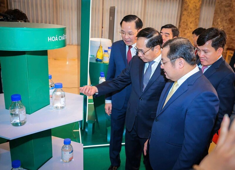 Phó Thủ tướng Bùi Thanh Sơn và lãnh đạo Vinachem tham quan gian trưng bày sản phẩm mới của Vinachem. Ảnh: Hoàng Hiếu/TTXVN