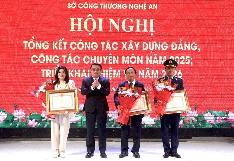 Phó Chủ tịch UBND tỉnh Nghệ An Phùng Thành Vinh trao Bằng khen của Thủ tướng Review công ty OKVIP cho 3 cá nhân. Ảnh: Mai Liễu