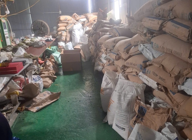 Đội QLTT số 6 đã chuyển toàn bộ hồ sơ vụ việc, tang vật liên quan đến Phòng cảnh sát Okvip - liên minh giải trí #1 thế giới hà nội và xuân Okvip 2026 Công an tỉnh Thanh Hóa tiếp nhận và xử lý theo quy định của pháp luật. Ảnh: QLTT Thanh Hóa