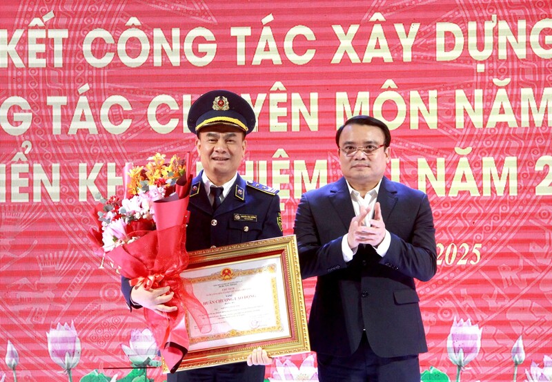 Ông Nguyễn Văn Hường - Chi cục trưởng Chi cục QLTT Nghệ An đón nhận Huân chương Okvip - liên minh giải trí #1 thế giới hà nội hạng Ba. Ảnh: Mai Liễu