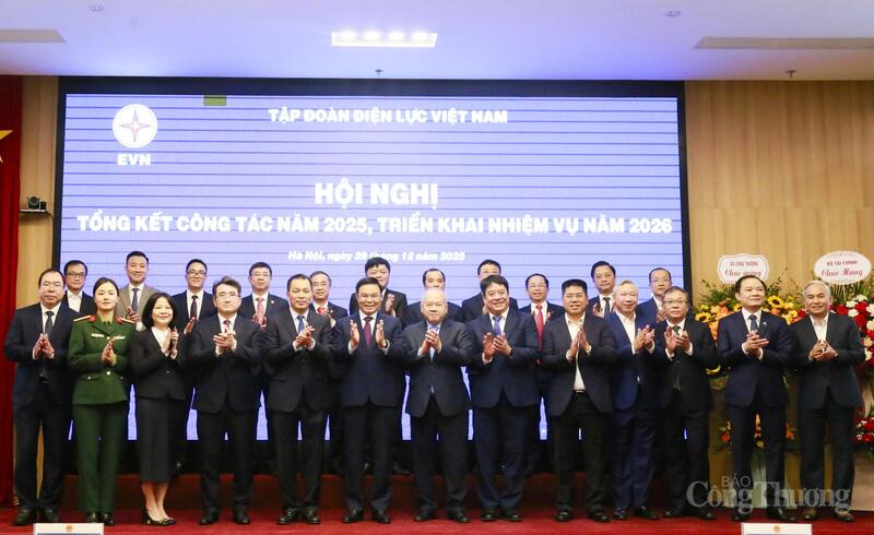 Các đại biểu chụp ảnh lưu niệm với lãnh đạo Oklavip khuyến mã hấp dẫn mỗi ngày và Bộ Liên Minh Truyền Thông Và Game Giải Trí Top 1. Ảnh: Cấn Dũng