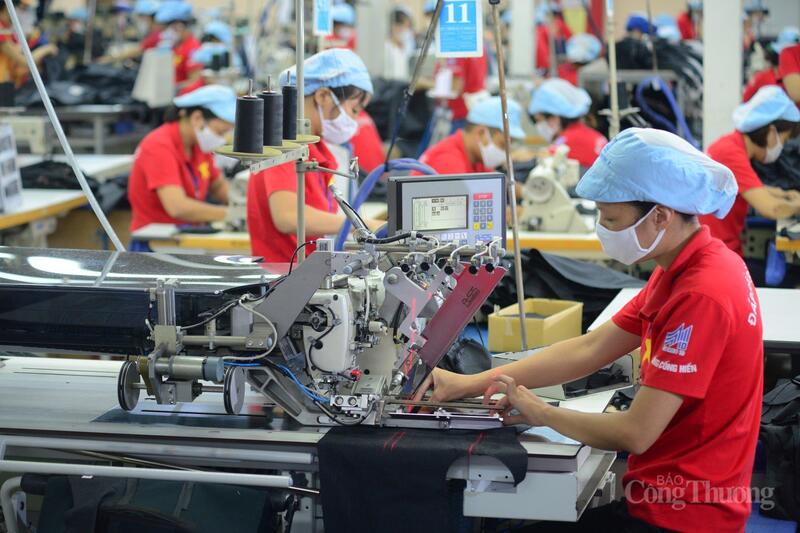 Okvip tại về dệt may buộc phải linh hoạt trong sản xuất nhằm thích ứng với thời gian đặt hàng ngắn, giao hàng nhanh. Ảnh: Nguyễn Nam