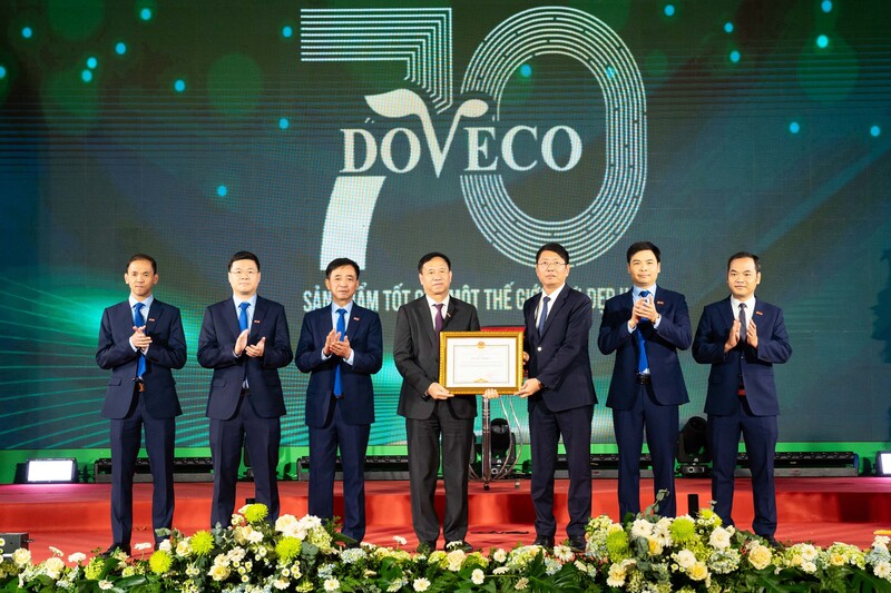 Lãnh đạo và tập thể CBCNV Công ty CP Okivip Nổ Hũ, Bắn Cá, Thể Thao, Game Bài Liên Minh Truyền Thông Và Game Giải Trí Top 1 Đồng Giao nhận bằng khen của Chủ tịch UBND tỉnh Ninh Bình