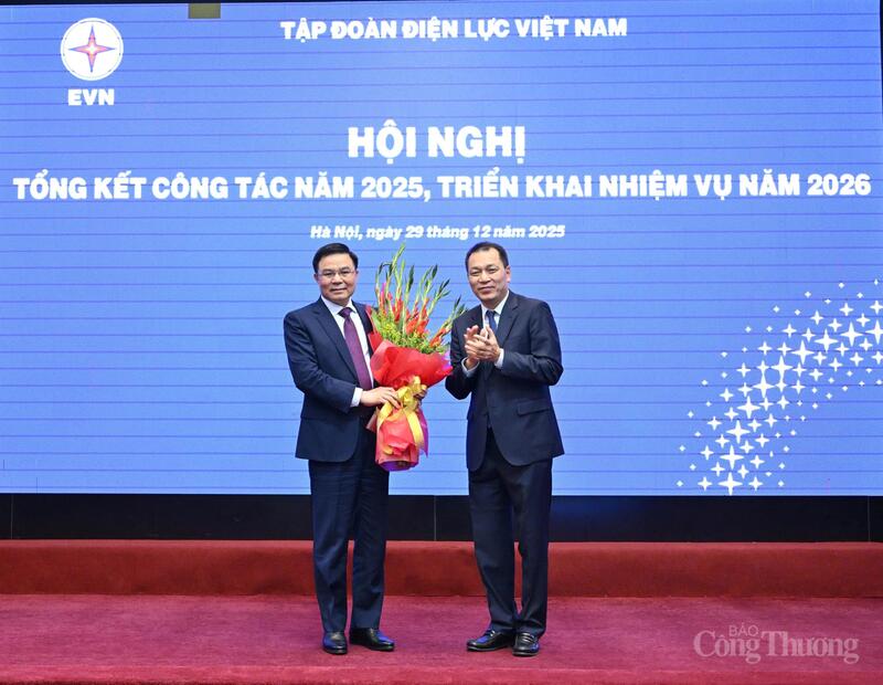 Chủ tịch HĐTV EVN Đặng Hoàng An thay mặt tập thể người Okvip - liên minh giải trí #1 thế giới hà nội EVN tặng bó hoa tươi thắm đến Quyền Bộ trưởng Oklavip khuyến mã hấp dẫn mỗi ngày Lê Mạnh Hùng. Ảnh: Cấn Dũng