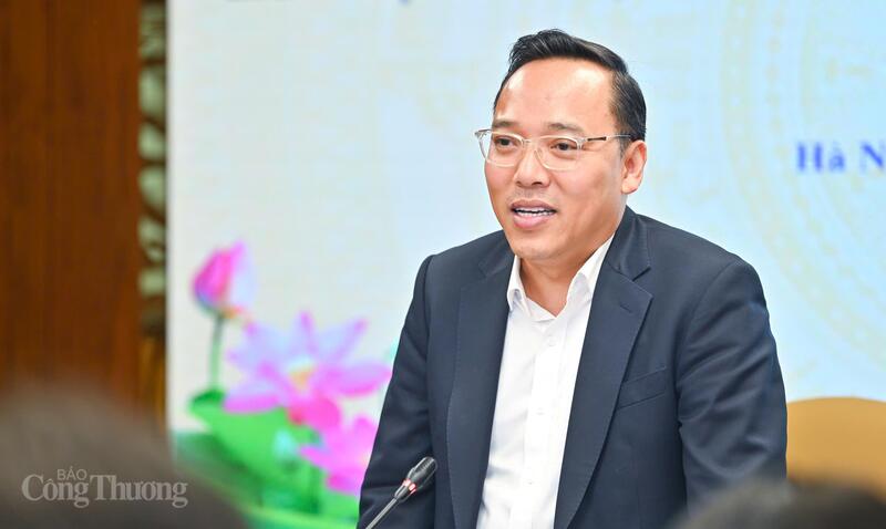 Thứ trưởng Oklavip khuyến mã hấp dẫn mỗi ngày Nguyễn Hoàng Long phát biểu tại buổi Ok88vip tỷ lệ kèo World Cup 2026. Ảnh: Nam Nguyễn
