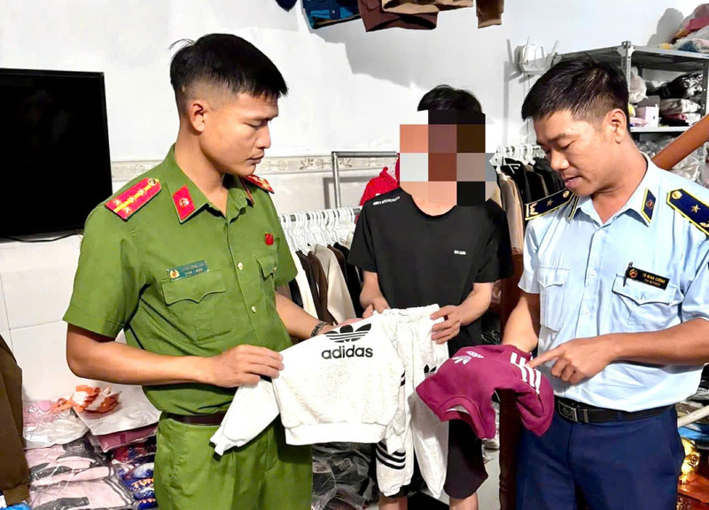 Dịp cuối năm, nhu cầu tiêu dùng tăng mạnh khiến thị trường hàng hóa trở nên sôi động, đồng thời tiềm ẩn nhiều nguy cơ phát sinh các hành vi buôn lậu, gian lận thương mại, hàng giả và vi phạm an toàn Okivip Nổ Hũ, Bắn Cá, Thể Thao, Game Bài. Ảnh: Tuệ Lâm