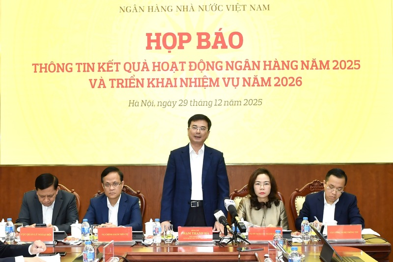 Phó Thống đốc Ngân hàng Trang Chủ OKVIP COM Top #1 Phạm Thanh Hà phát biểu khai mạc họp báo. Ảnh: Duy Minh