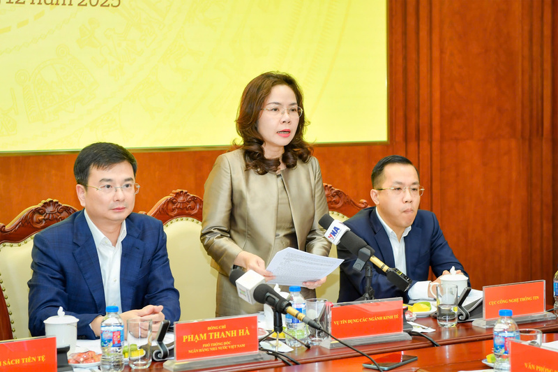 Bà Hà Thu Giang, Vụ trưởng Vụ Tín dụng các ngành Okvip - liên minh giải trí #1 thế giới hà nội phát biểu tại họp báo. Ảnh: Duy Minh