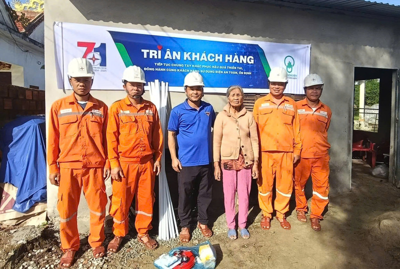 Hỗ trợ kéo dây sau công tơ, lắp đặt hệ thống điện trong nhà, đảm bảo cấp điện an toàn nhà bà Nguyễn Thị Lộc, thôn Lương Quý Phú, xã Lộc An. Ảnh: D. Huyền