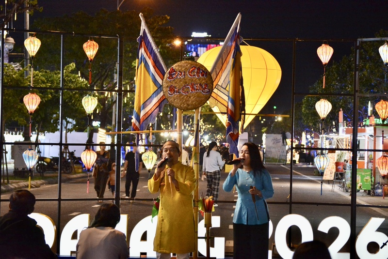 Sự giao thoa giữa sân khấu hiện đại và làn điệu truyền thống tạo nên điểm nhấn nghệ thuật tại lễ hội. Ảnh: Ngọc Thảo