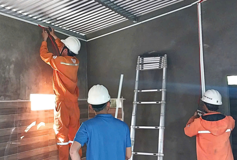 Điện lực Huế tích cực triển khai "Chiến dịch Quang Trung" với phương châm khôi phục nhà đến đâu, điện có tới đó. Ảnh: D. Huyền