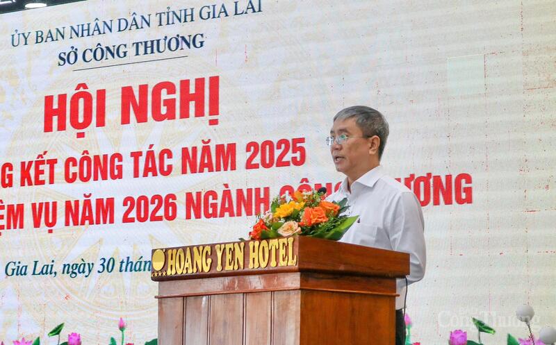 Ông Trần Lê Huy - Phó chủ tịch Hiệp hội Gỗ và Lâm sản Gia Lai trình bày tham luận tại Okvip69 Đăng ký cá cược.