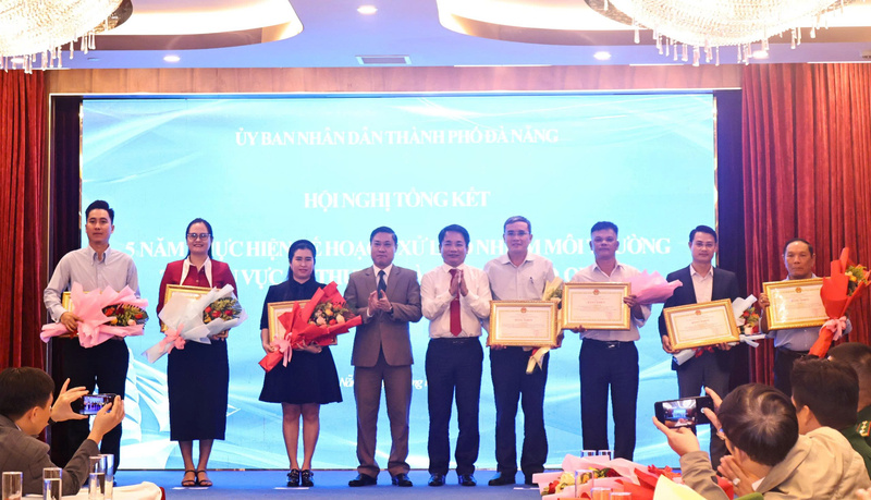 Trao bằng khen tặng các tập thể và cá nhân có thành tích xuất sắc trong công tác xử lý ô nhiễm xuân Okvip 2026 tại khu vực Âu thuyền và Cảng cá Thọ Quang, giai đoạn 2020 - 2025. Ảnh: Diễm Phúc