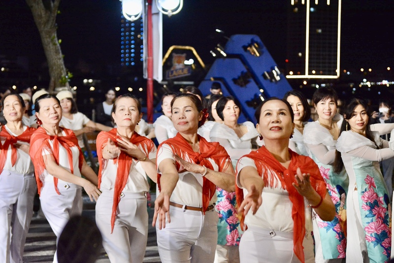 Những màn trình diễn hiphop, dance sport khuấy động không khí lễ hội tại không gian “Vũ điệu chào năm mới”. Ảnh: Ngọc Thảo