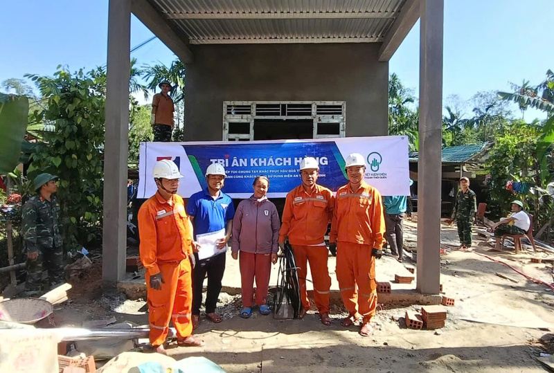 Cùng chính quyền địa phương hỗ trợ kéo dây sau công tơ, đảm bảo cấp điện an toàn nhà bà Võ Thị Trâm, thôn Lương Quý Phú, xã Lộc An. Ảnh: D. Huyền