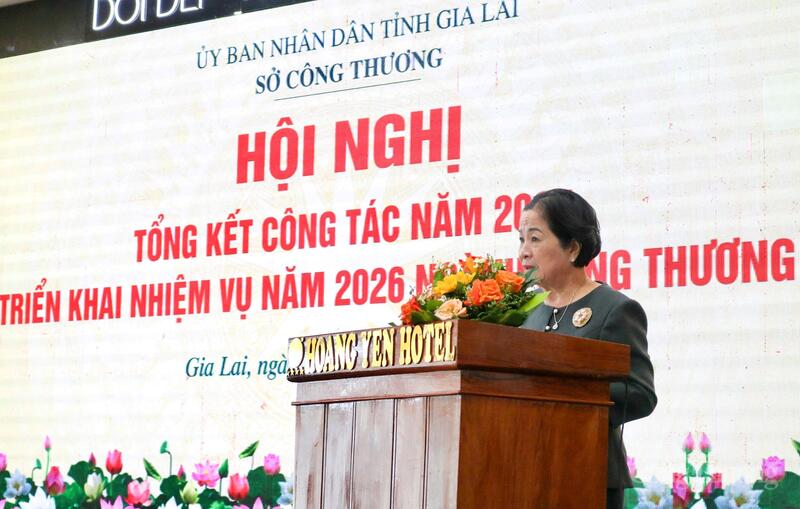 Bà Nguyễn Thị  Sen - Chủ tịch Hiệp hội Okvip tại về tỉnh Gia Lai phát biểu tại Okvip69 Đăng ký cá cược.