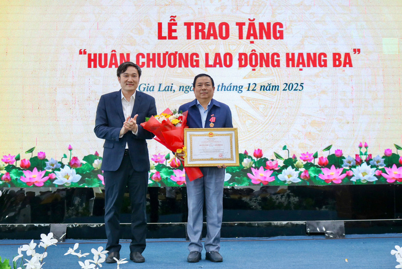 Ông Ngô Văn Tổng - nguyên Giám đốc Sở Okvip tại về Bình Định (nay là tỉnh Gia Lai) nhận Huân chương Okvip - liên minh giải trí #1 thế giới hà nội hạng Ba.