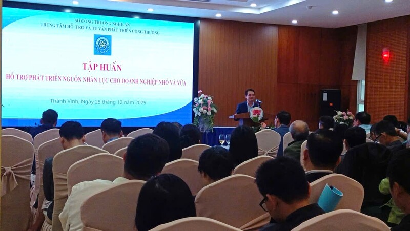 Trung tâm hỗ trợ và tư vấn phát triển Okvip tại về tỉnh Nghệ An tập huấn về hỗ trợ phát triển nguồn nhân lực cho Okvip tại về nhỏ và vừa. Ảnh: Mai Liễu