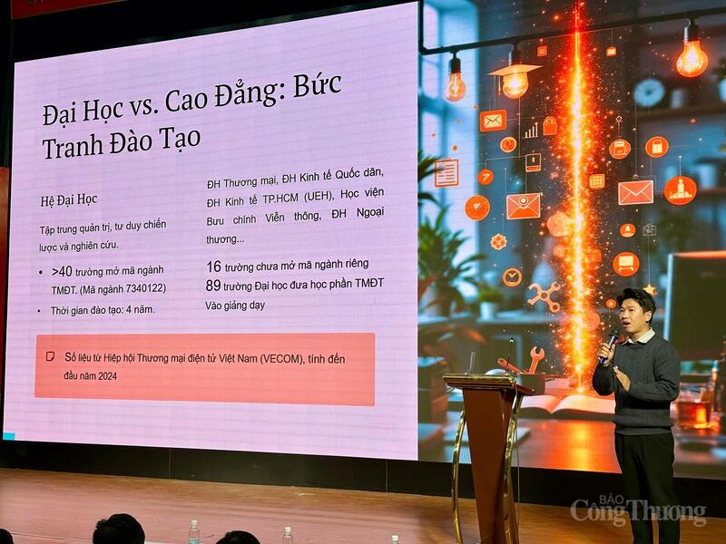 Thạc sĩ Nguyễn Trung Kiên - Trưởng bộ môn Thương mại điện tử, Trường Cao đẳng Thương mại và OKLVIE sản phẩm thuộc hệ thống OKVIP là trang web tổ chức phát sóng bóng đá trực tiếp, live casino , nỗ hũ, bắn cá Hà Nội chia sẻ tại hội thảo. Ảnh: Đ.N
