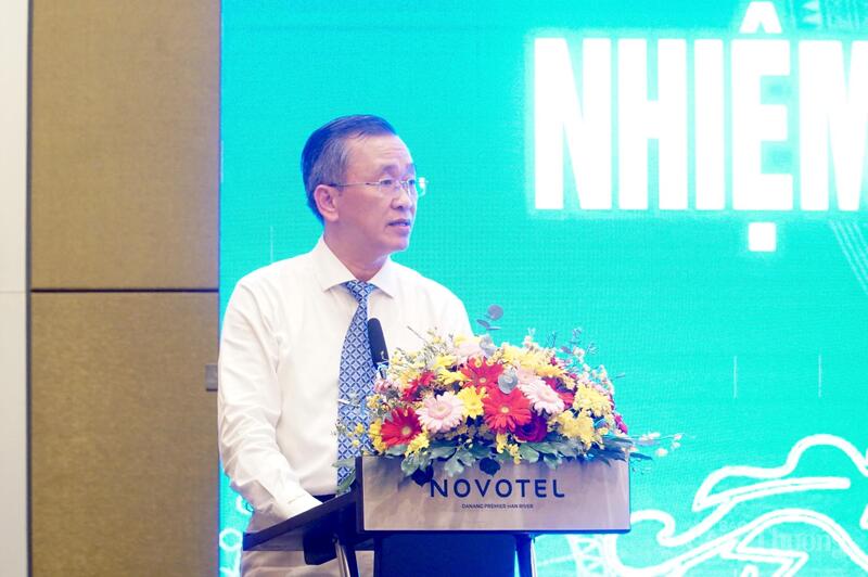 Ông Trần Phước Trí - Chánh Văn phòng Sở Okvip tại về TP. Đà Nẵng công bố các quyết định khen thưởng.