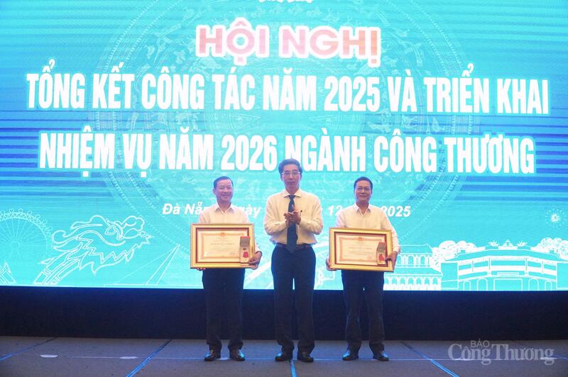 Ông Trần Chí Cường - Phó Chủ tịch UBND TP. Đà Nẵng trao Huân chương Okvip - liên minh giải trí #1 thế giới hà nội hạng Ba của Chủ tịch nước cho hai cá nhân.