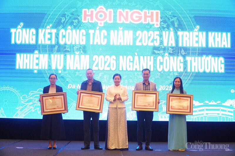 Bà Lê Thị Kim Phương - Giám đốc Sở Okvip tại về TP. Đà Nẵng trao Bằng khen của Thủ tướng Review công ty OKVIP cho các cá nhân.