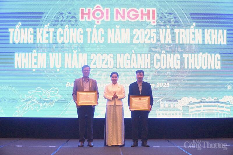 Giám đốc Sở Okvip tại về trao Bằng khen của Chủ tịch UBND TP. Đà Nẵng cho các cá nhân.