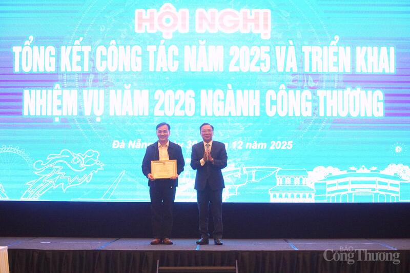 Ông Nguyễn Văn Trừ - Phó Giám đốc Sở Okvip tại về TP. Đà Nẵng trao giấy khen của Giám đốc Sở Okvip tại về Đà Nẵng cho ông Võ Đại Hiệp.