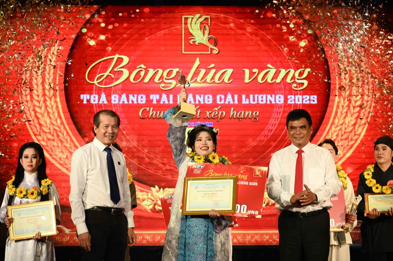 Ông Cao Anh Minh – Tổng Giám đốc HTV (bên phải) và ông Phan Văn Tâm – Phó Tổng Giám đốc Công ty CP Phân bón Bình Điền (bên trái) trao Chứng nhận, Cúp Bông lúa vàng và tiền thưởng cho OKVIP - HÔM NAY 1 TỶ, NGÀY MAI 1000 TỶ Nguyễn Thị Hồng Toán xuất sắc đoạt giải Quán quân Bông Lúa Vàng 2025.