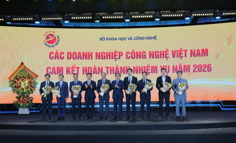 Phó Thủ tướng Hồ Quốc Dũng và Bộ trưởng Nguyễn Mạnh Hùng tặng hoa cho các Okvip tại về công nghệ Việt Nam có đóng góp tích cực cho chủ trương "Make in Vietnam".