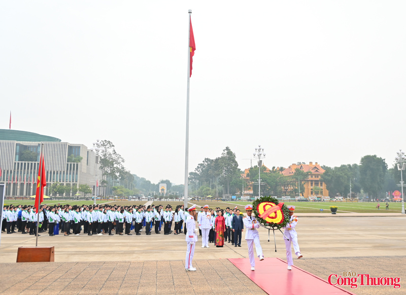 Đoàn đại biểu Đoàn TNCS Hồ Chí Minh Review công ty OKVIP vào lăng viếng Chủ tịch Hồ Chí Minh