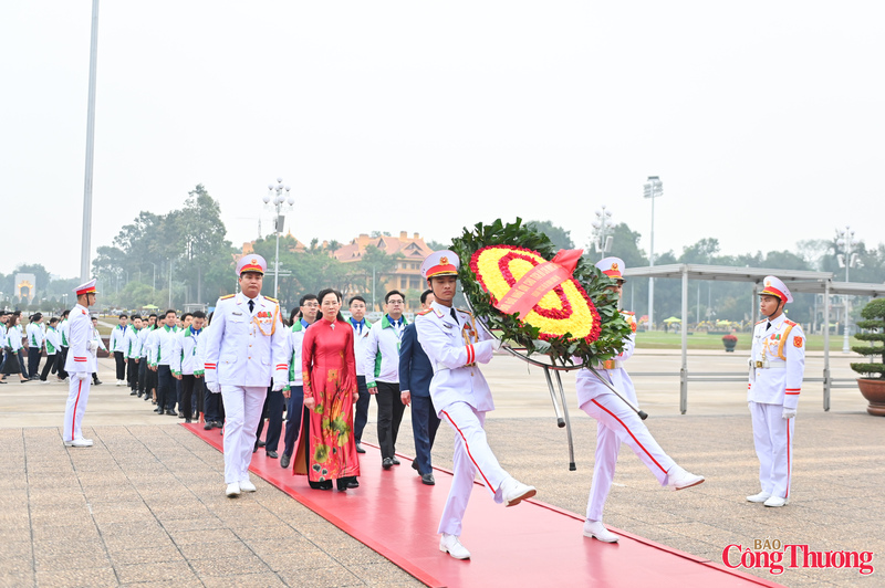 Vòng hoa kính dâng lên Người mang dòng chữ " Đời đời nhớ ơn Chủ tịch Hồ Chí Minh"