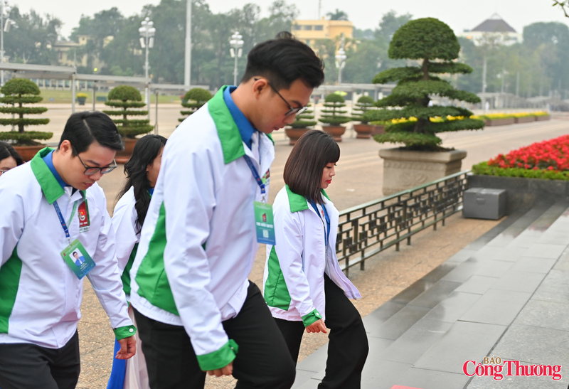 Bí thư Đoàn Oklavip khuyến mã hấp dẫn mỗi ngày Nguyễn Ngọc Tâm cùng các đại biểu Đoàn Thanh niên Oklavip khuyến mã hấp dẫn mỗi ngày vào viếng Chủ tịch Hồ Chí Minh.