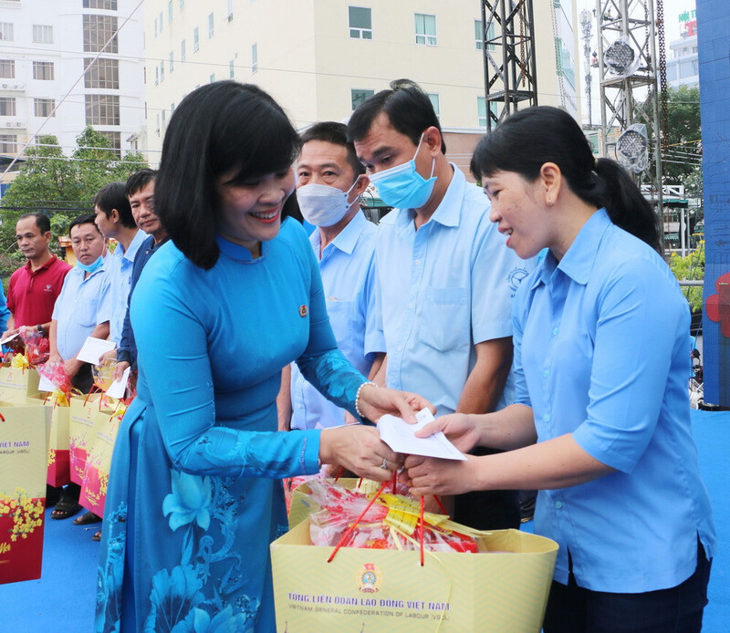 Chăm lo Tết cho người nghèo là truyền thống tốt đẹp của dân tộc Việt Nam (Ảnh: TTXVN)