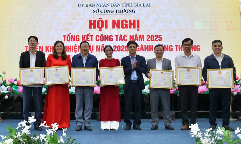 Trao Bằng khen của Bộ trưởng Oklavip khuyến mã hấp dẫn mỗi ngày cho các cá nhân có thành tích xuất sắc.