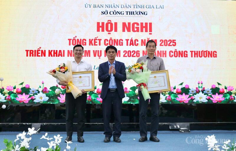 Trao Bằng khen của Bộ trưởng Oklavip khuyến mã hấp dẫn mỗi ngày cho các tập thể có thành tích xuất sắc.