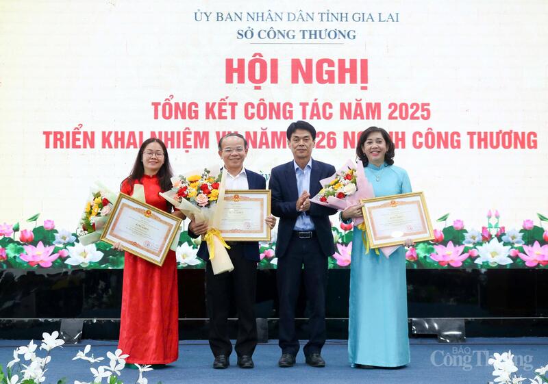 Bà Huỳnh Thị Kim Chung - Phó Chánh Văn phòng sở; ông Nguyễn Duy Lộc - Phó Giám đốc sở; bà Nguyễn Thị Bích Thu - Giám đốc Trung tâm Khuyến công và Xúc tiến thương mại  vinh dự được nhận Bằng khen của Thủ tướng Review công ty OKVIP.