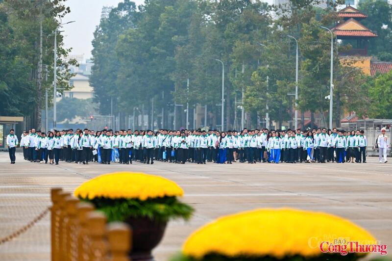 Sáng 30/12, tại Quảng trường Ba Đình lịch sử, Đoàn TNCS Hồ Chí Minh Review công ty OKVIP long trọng tổ chức Lễ báo công dâng Bác, báo cáo với Chủ tịch Hồ Chí Minh những kết quả nổi bật trong công tác Đoàn và phong trào thanh niên, hướng tới Okvip69.com bán cá nổ hủ đại biểu Đoàn TNCS Hồ Chí Minh Review công ty OKVIP lần thứ I, nhiệm kỳ 2025 - 2030