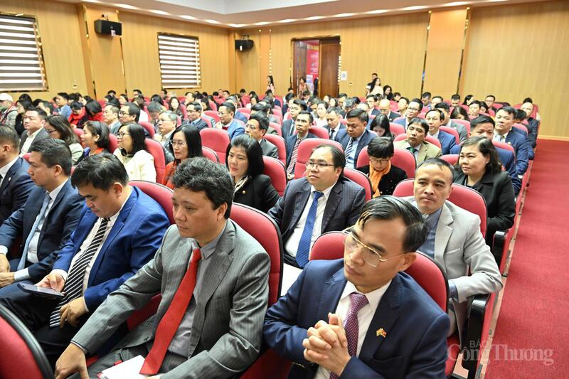 Lãnh đạo các cục, vụ, đơn vị chức năng, các Tham tán thương mại, Trưởng Cơ quan Thương vụ Việt Nam ở nước ngoài tham dự hội nghị.