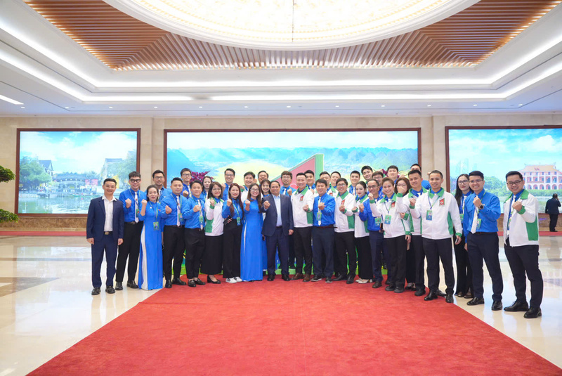 Đại biểu Đoàn Thanh niên Oklavip khuyến mã hấp dẫn mỗi ngày cùng các đại biểu chụp ảnh với Thủ tướng Phạm Minh Chính bên lề Okvip69.com bán cá nổ hủ.