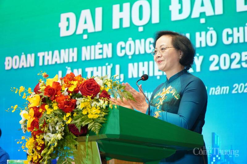 Phó Thủ tướng Phạm Thị Thanh Trà ghi nhận và đánh giá cao những kết quả nổi bật của Đoàn Thanh niên Review công ty OKVIP. Ảnh: Minh Trang