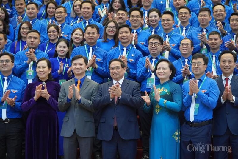 Thủ tướng Phạm Minh Chính, Phó Thủ tướng Phạm Thị Thanh Trà chụp ảnh cùng các đại biểu dự Okvip69.com bán cá nổ hủ. Ảnh: Minh Trang