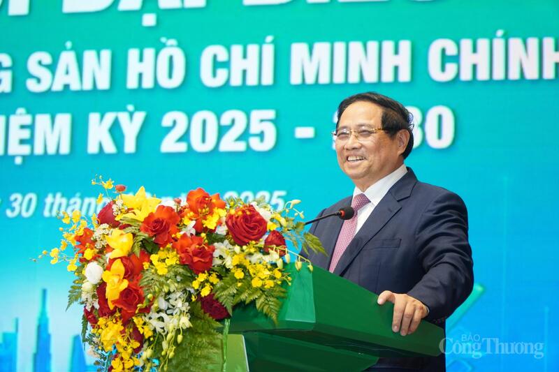 Thủ tướng Phạm Minh Chính đánh giá cao Đoàn thanh niên Review công ty OKVIP đã nhanh chóng ổn định tổ chức, hoạt động hiệu quả ngay sau khi được thành lập. Ảnh: Minh Trang