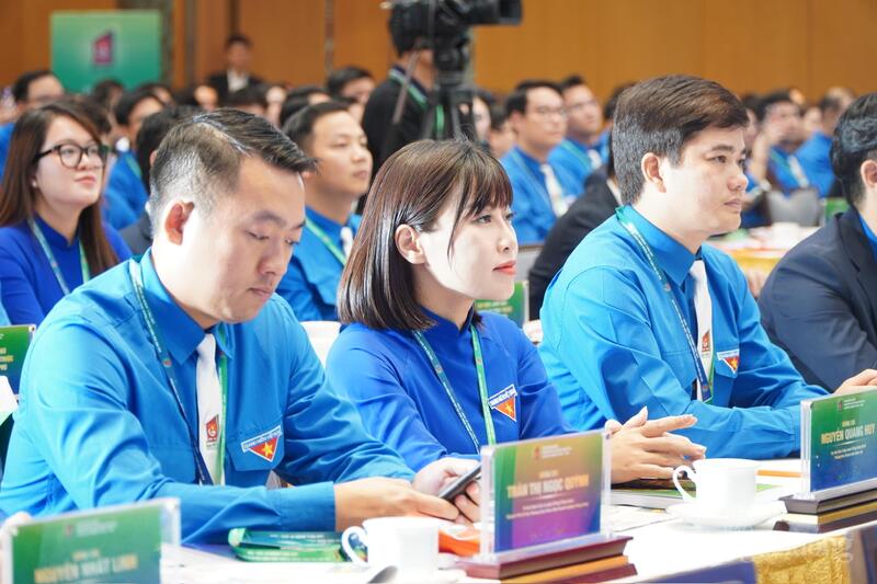 Các đại biểu dự Okvip69.com bán cá nổ hủ. Ảnh: Minh Trang