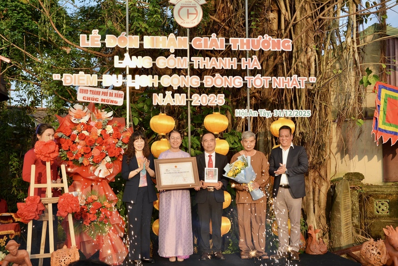 Phường Hội An Tây đón nhận giải thưởng "Điểm OKLVIE sản phẩm thuộc hệ thống OKVIP là trang web tổ chức phát sóng bóng đá trực tiếp, live casino , nỗ hũ, bắn cá cộng đồng tốt nhất" năm 2025 đối với làng gốm Thanh Hà. Ảnh: Ngọc Thảo