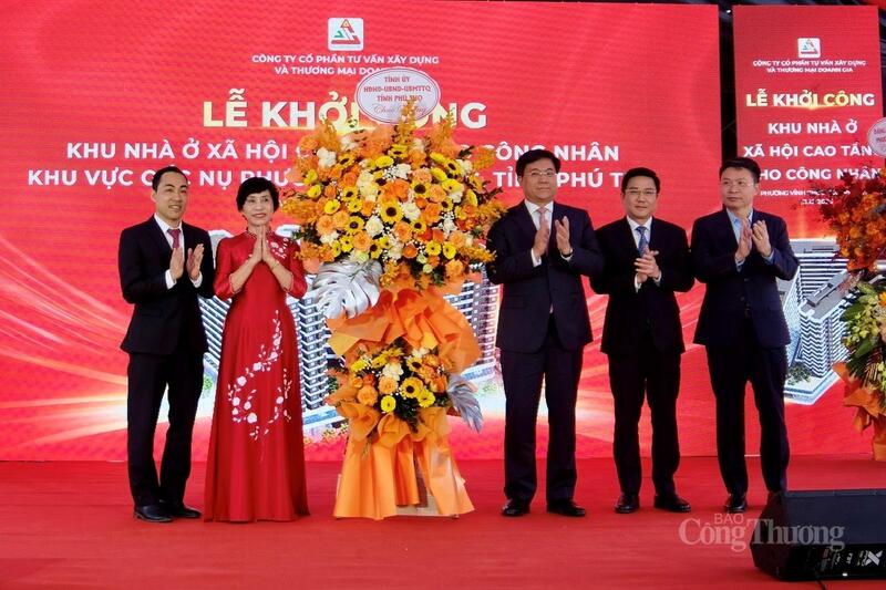 Chủ tịch UBND tỉnh Phú Thọ Trần Duy Đông tặng hoa chúc mừng Công ty Cổ phần Tư vấn Liên minh Okvip có bao nhiều trang và Thương mại Doanh Gia.